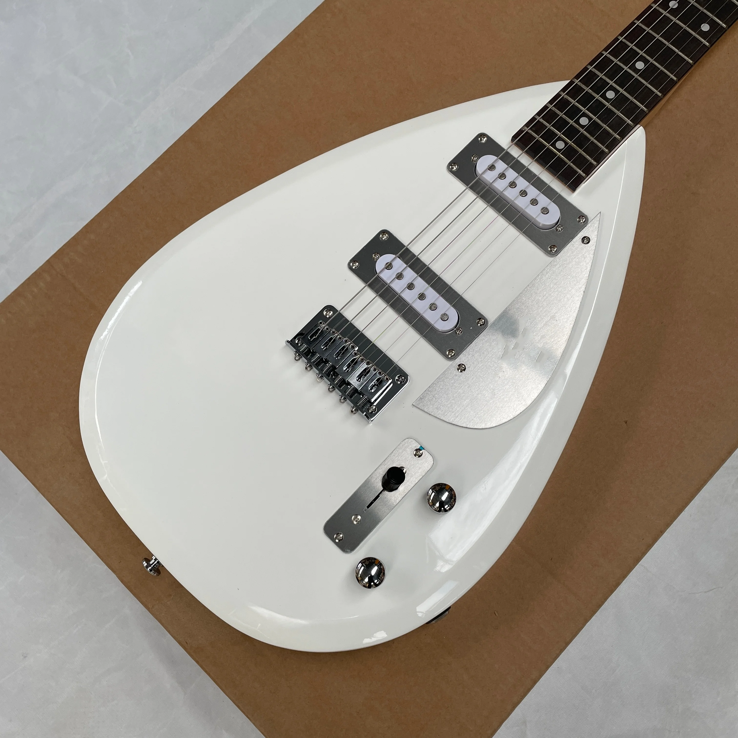 6-string white teardrop-shaped electric guitar with bright and clear tone, SS pickup guitars, black hardware guitarra
6-string white teardrop-shaped electric guitar with bright and clear tone, SS pickup guitars, black hardware guitarra
