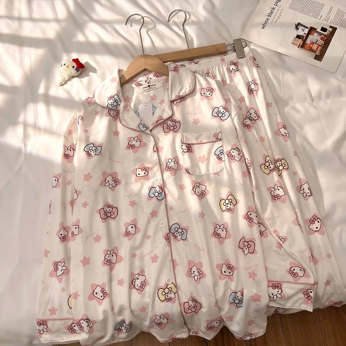 Hello Kitty 2025 весенне-осенний милый женский пижамный комплект, домашняя одежда с длинными рукавами для девочек, домашняя одежда для сна, наряд
Hello Kitty 2025 весенне-осенний милый женский пижамный комплект, домашняя одежда с длинными рукавами для девочек, домашняя одежда для сна, наряд