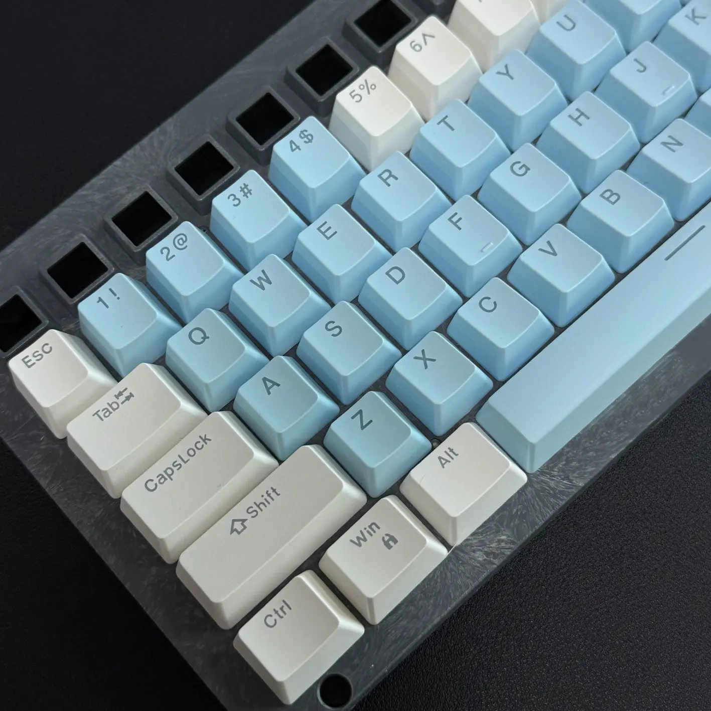 68 keys to use mechanical keyboard keycap PBT material two-color injection molding white and blue classic
68 keys to use mechanical keyboard keycap PBT material two-color injection molding white and blue classic
