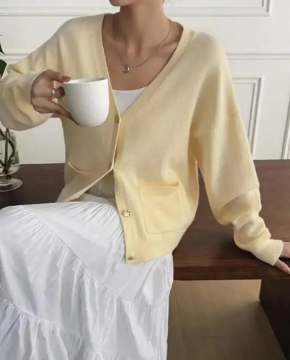 Women's Sweater Jacket Spring Autumn New Intellectual and Elegant Style Solid Color V-Neck Button Long Sleeved Sweater Jacket
Women's Sweater Jacket Spring Autumn New Intellectual and Elegant Style Solid Color V-Neck Button Long Sleeved Sweater Jacket