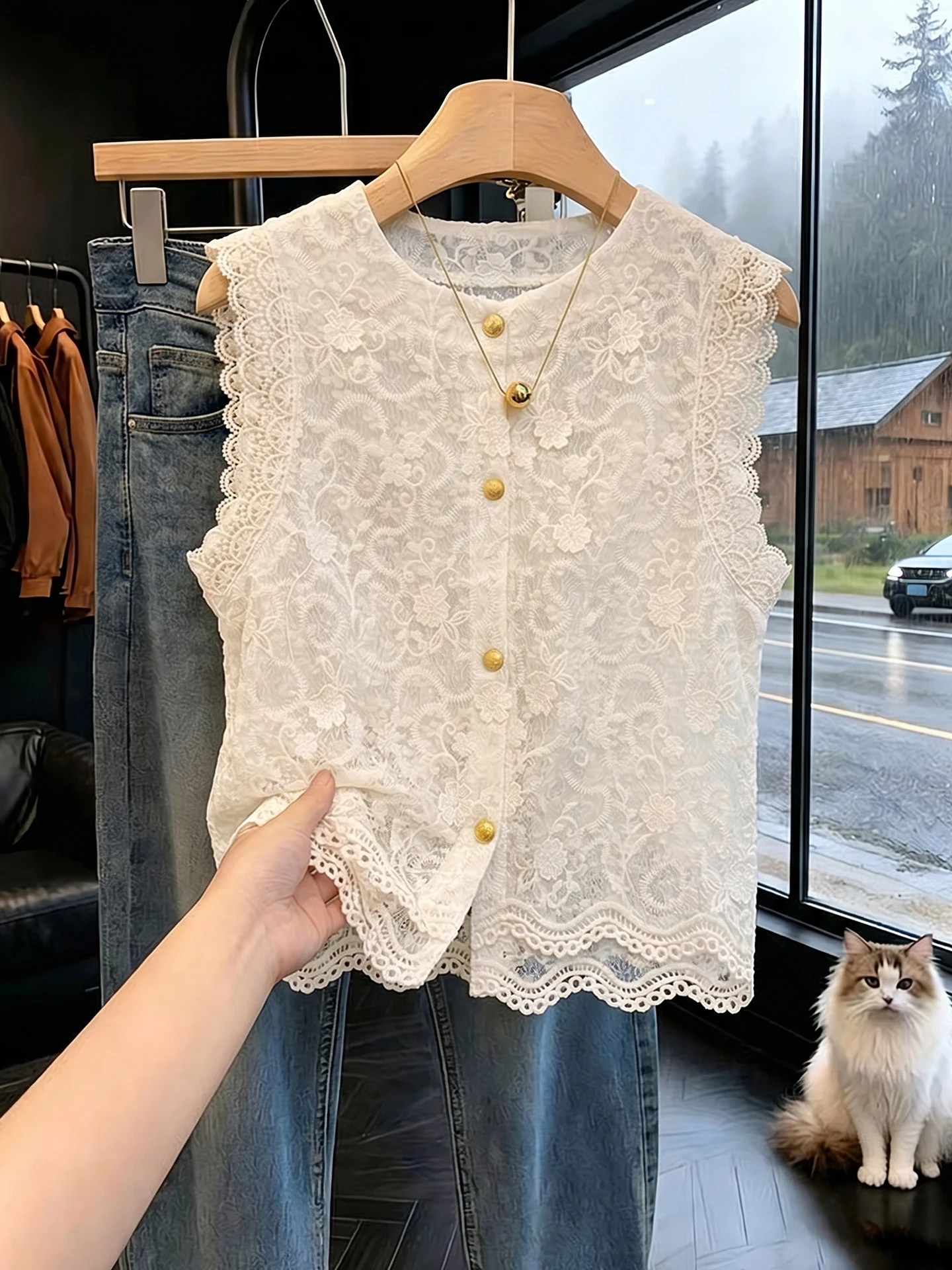 Elegant Lace Design Embroidered Vest Sleeveless Top Women's Fashionable Trendy Summer 2026 Korean Style Straight Cut Silk
Elegant Lace Design Embroidered Vest Sleeveless Top Women's Fashionable Trendy Summer 2026 Korean Style Straight Cut Silk