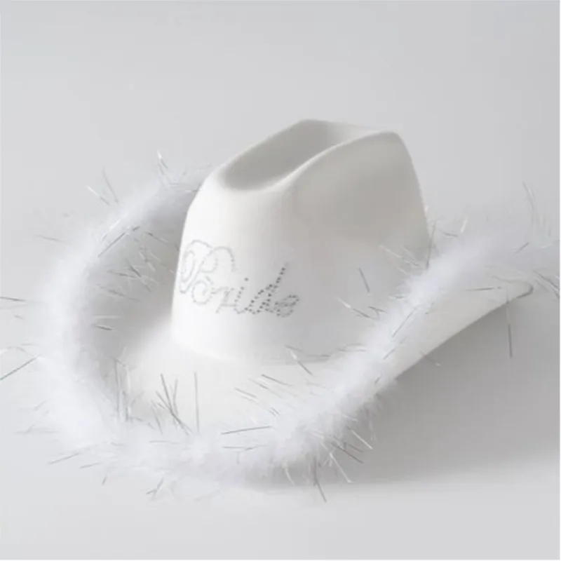 White felt wide-brimmed top hat versatile
White felt wide-brimmed top hat versatile