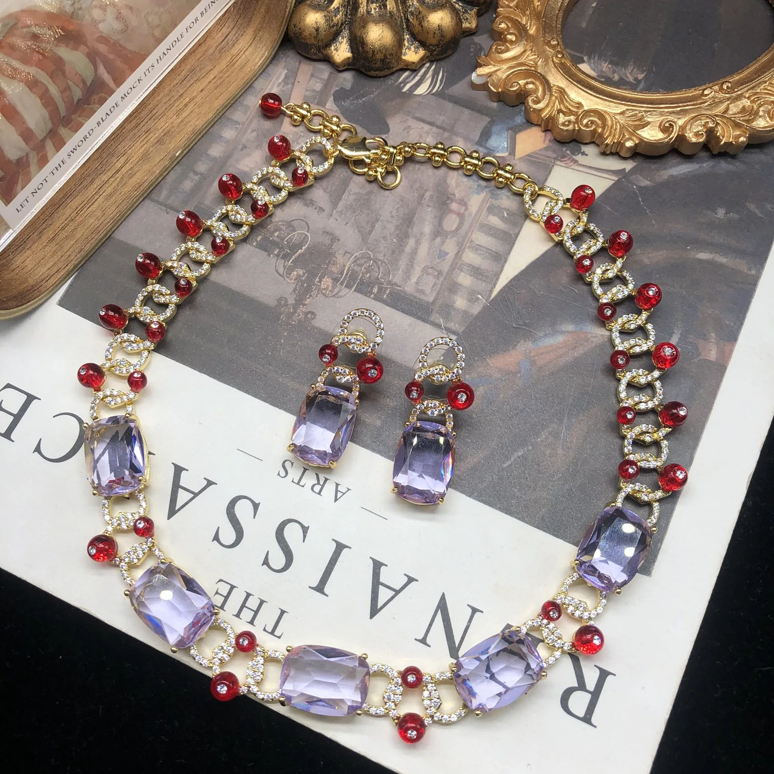 Роскошное универсальное гальваническое настоящее золото, медь, бриллиант, фиолетовое стекло, бриллиант, элегантное ожерелье-пусеты для ушей
Роскошное универсальное гальваническое настоящее золото, медь, бриллиант, фиолетовое стекло, бриллиант, элегантное ожерелье-пусеты для ушей