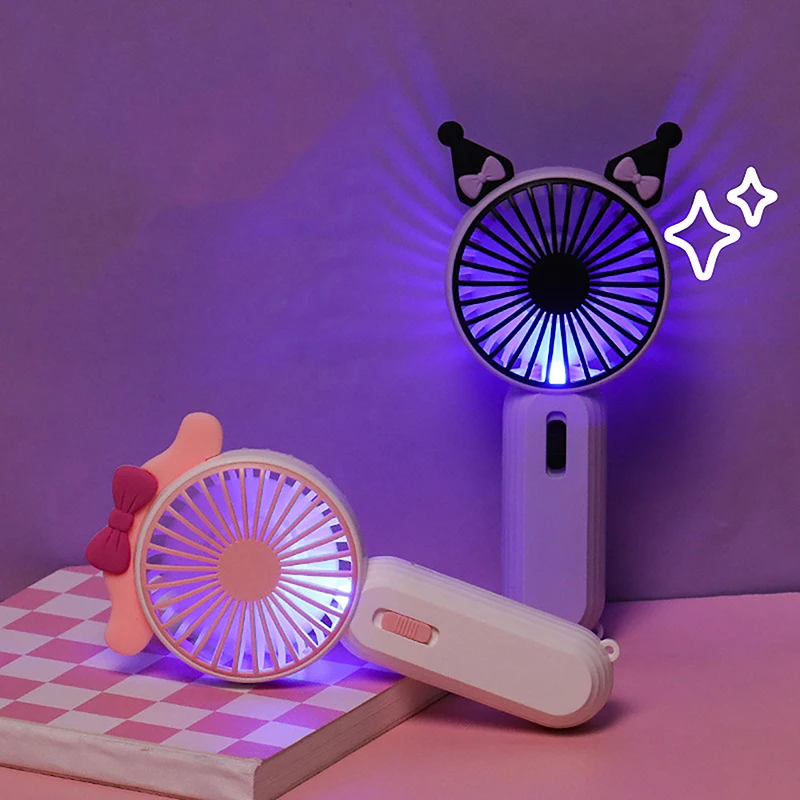 Портативный Электрический мини-вентилятор Sanrio, мультяшный портативный уличный зарядный USB-вентилятор, летние дорожные принадлежности
Портативный Электрический мини-вентилятор Sanrio, мультяшный портативный уличный зарядный USB-вентилятор, летние дорожные принадлежности