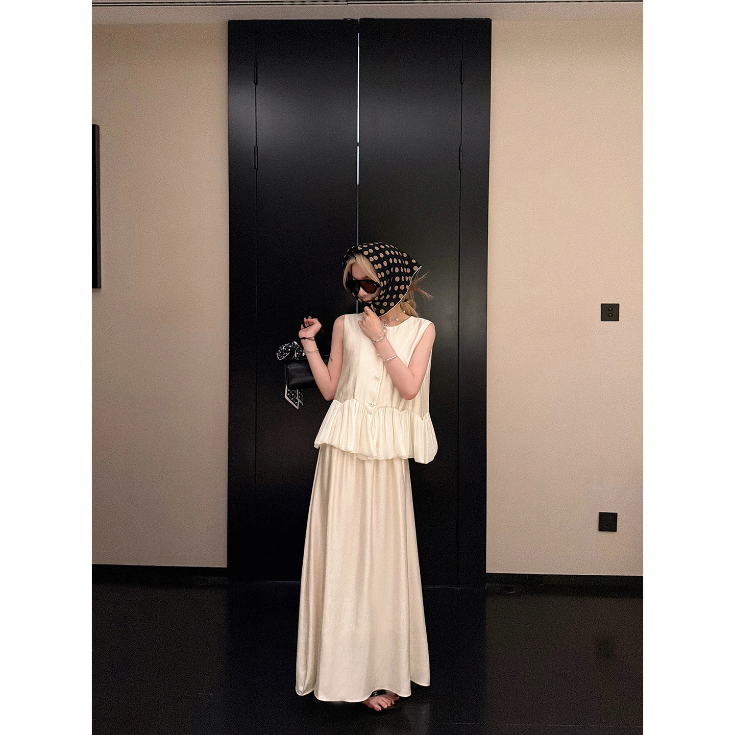 Elegant Lin Chuyi Summer Sleeveless Women's Set High Waist Skirt And Vest Two-Piece Suite Short Length round Neck Loose Fit
Elegant Lin Chuyi Summer Sleeveless Women's Set High Waist Skirt And Vest Two-Piece Suite Short Length round Neck Loose Fit