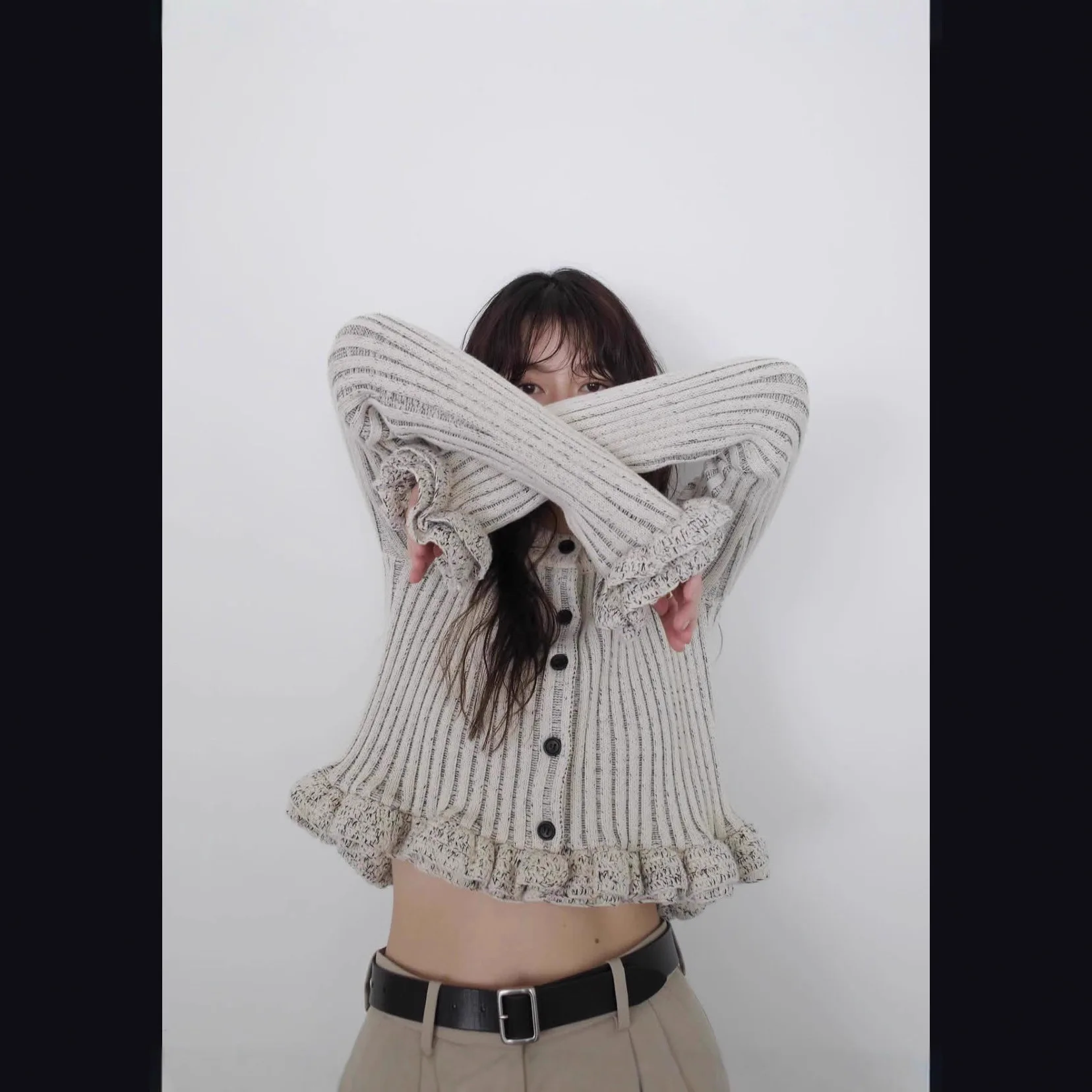 Gagarich 2025 Autumn Japanese Short Sweet Trumpet Sleeve Knitted Cardigan Age Reducing Small Versatile Women Sweater Top
Gagarich 2025 Autumn Japanese Short Sweet Trumpet Sleeve Knitted Cardigan Age Reducing Small Versatile Women Sweater Top