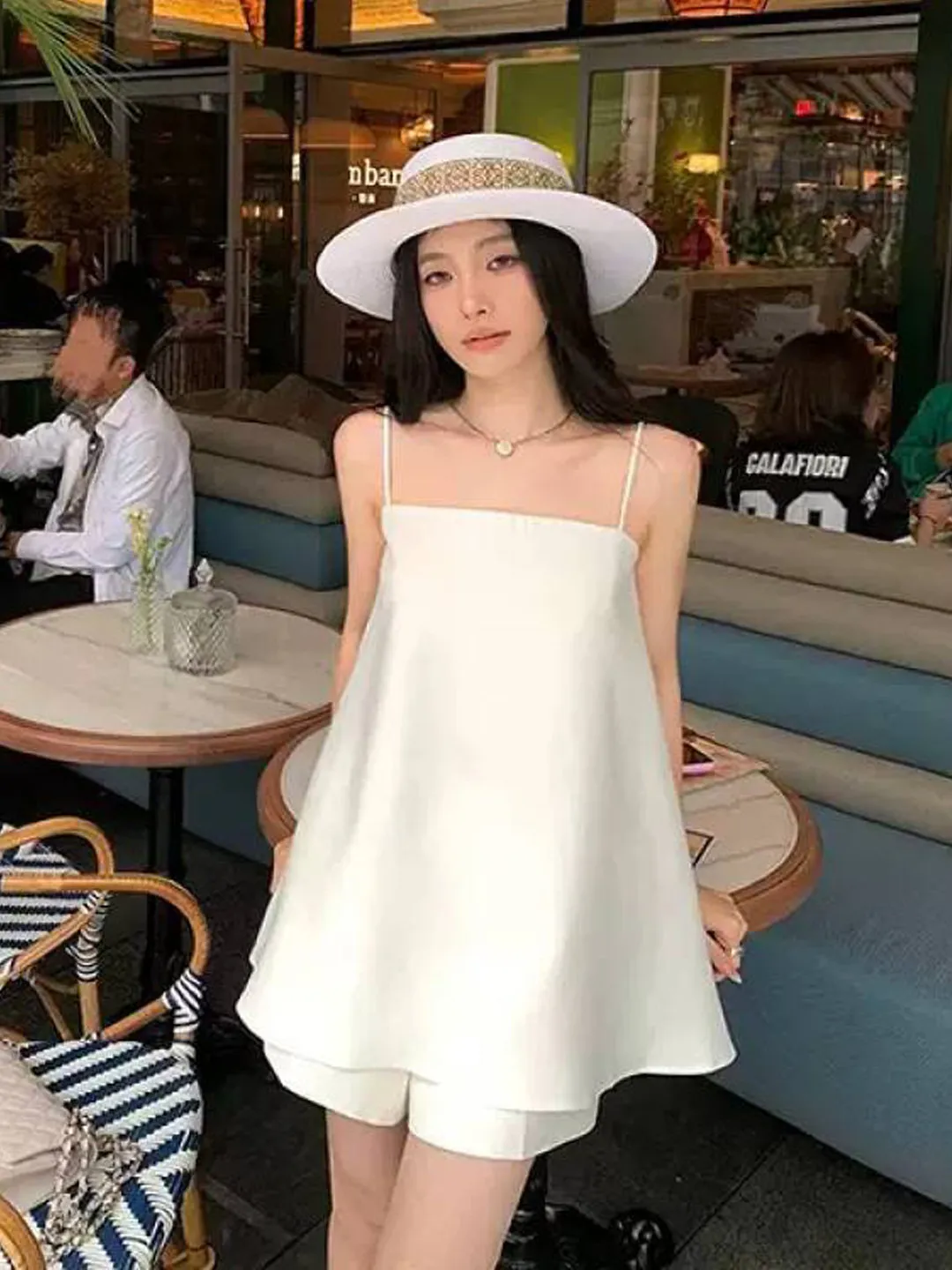 Summer New Loose Slimming High-End Fashion Set Women Minimalist Hepburn Style Strap Top Shorts Two-Piece Set Casual Style
Summer New Loose Slimming High-End Fashion Set Women Minimalist Hepburn Style Strap Top Shorts Two-Piece Set Casual Style