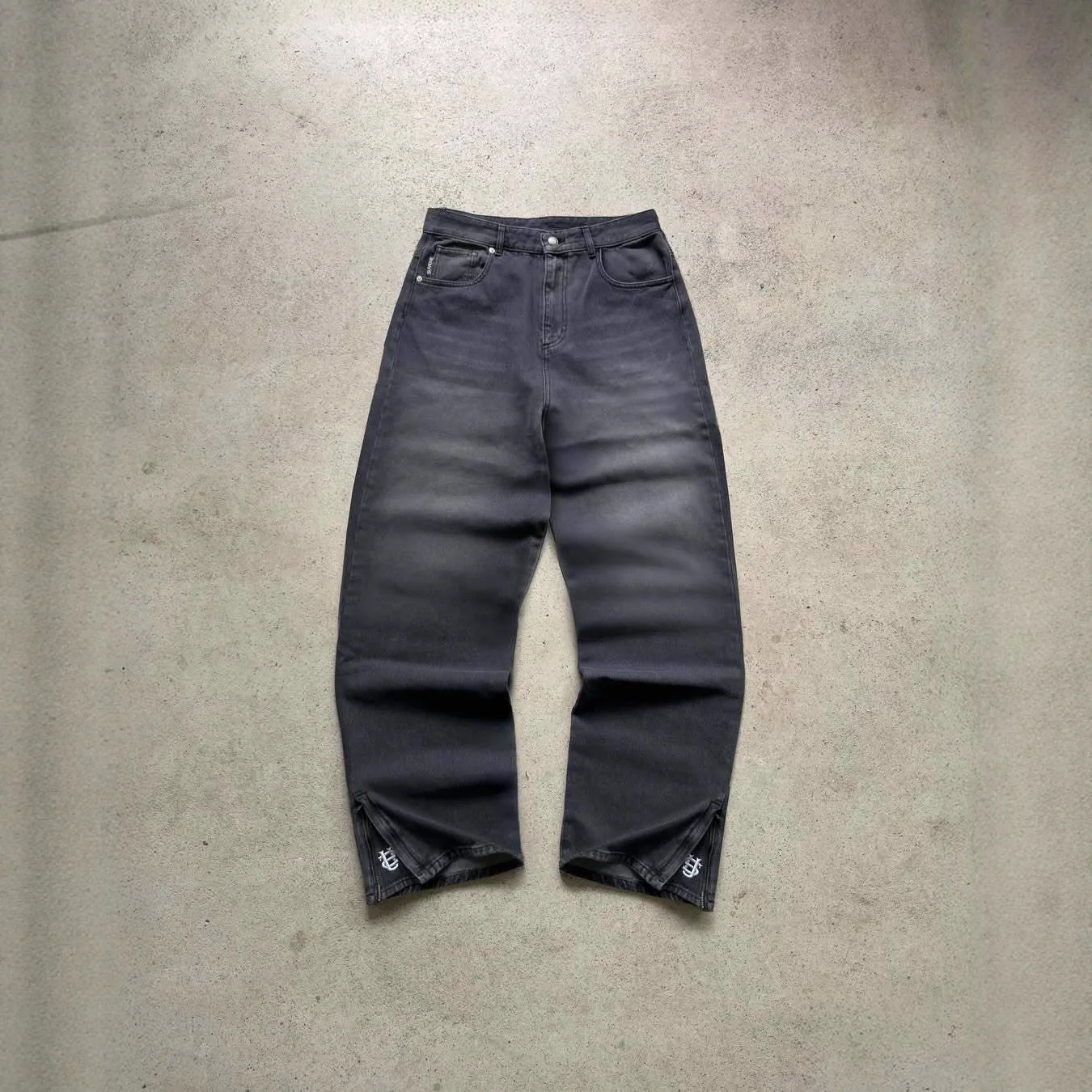 Модные брендовые джинсы 2025 года с вышивкой на молнии с обеих сторон, унисекс, брюки в американском стиле ретро
Модные брендовые джинсы 2025 года с вышивкой на молнии с обеих сторон, унисекс, брюки в американском стиле ретро