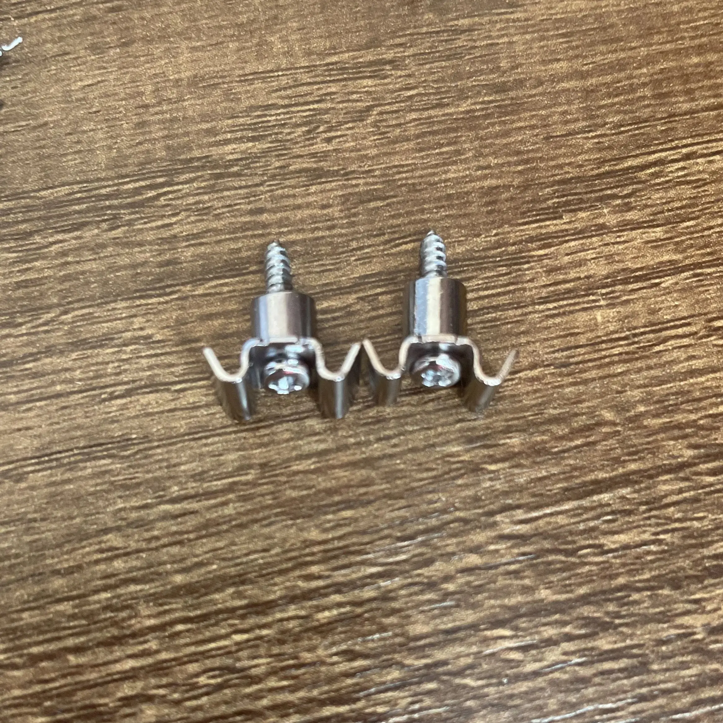 1 Pair Of String Holders Electric chrome Guitar String Holder With Screws Electric Guitar String Buckle Instrument High Quality
1 Pair Of String Holders Electric chrome Guitar String Holder With Screws Electric Guitar String Buckle Instrument High Quality