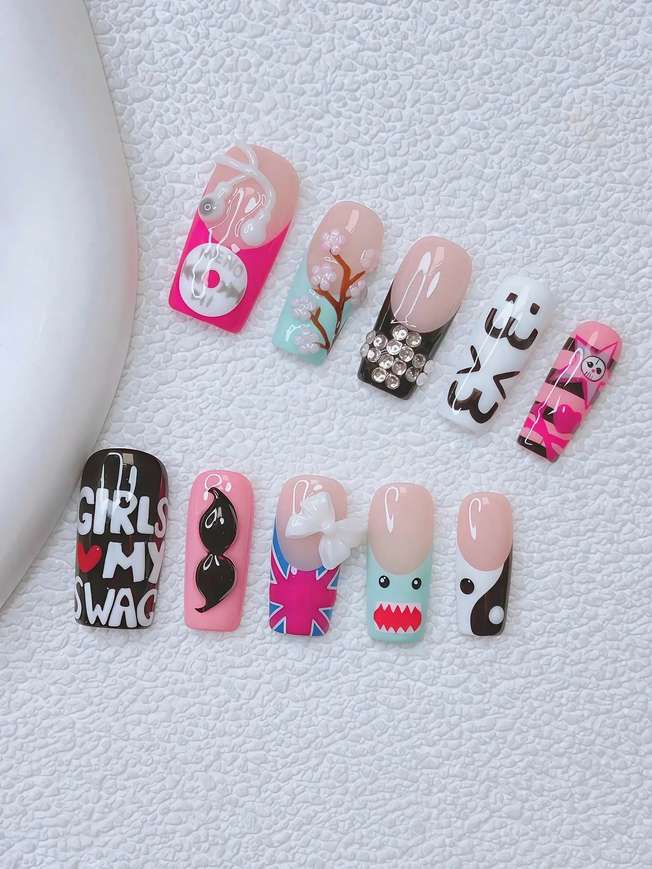 10pcs Y2K Pipe-Shaped Press On Nails, Handcrafted Pink/Black/Blue & White French Tip, 3D Earphones & Sunglasses, Hand Drawn Green Tea Flower, Shark & Music Elements. With Bow & Rhinestones.
10pcs Y2K Pipe-Shaped Press On Nails, Handcrafted Pink/Black/Blue & White French Tip, 3D Earphones & Sunglasses, Hand Drawn Green Tea Flower, Shark & Music Elements. With Bow & Rhinestones.