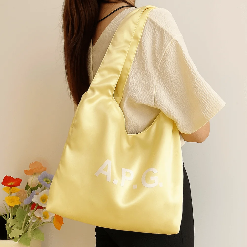 Атласная сумка через плечо в девичьем стиле, атласная перламутровая сумка кремового цвета в корейском стиле, милая японская сумка в балетном стиле
Атласная сумка через плечо в девичьем стиле, атласная перламутровая сумка кремового цвета в корейском стиле, милая японская сумка в балетном стиле