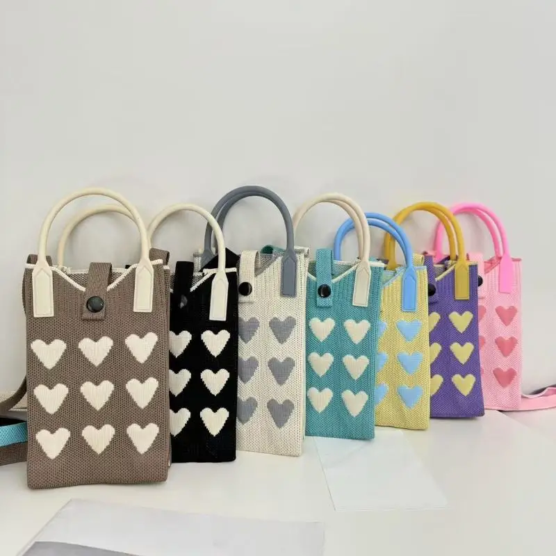 1 шт. Милая женская сумка через плечо для улицы, в корейском стиле, вязаная, в форме сердца, миниатюрная квадратная сумочка для женщин, маленькая сумка для телефона на плечо
1 шт. Милая женская сумка через плечо для улицы, в корейском стиле, вязаная, в форме сердца, миниатюрная квадратная сумочка для женщин, маленькая сумка для телефона на плечо