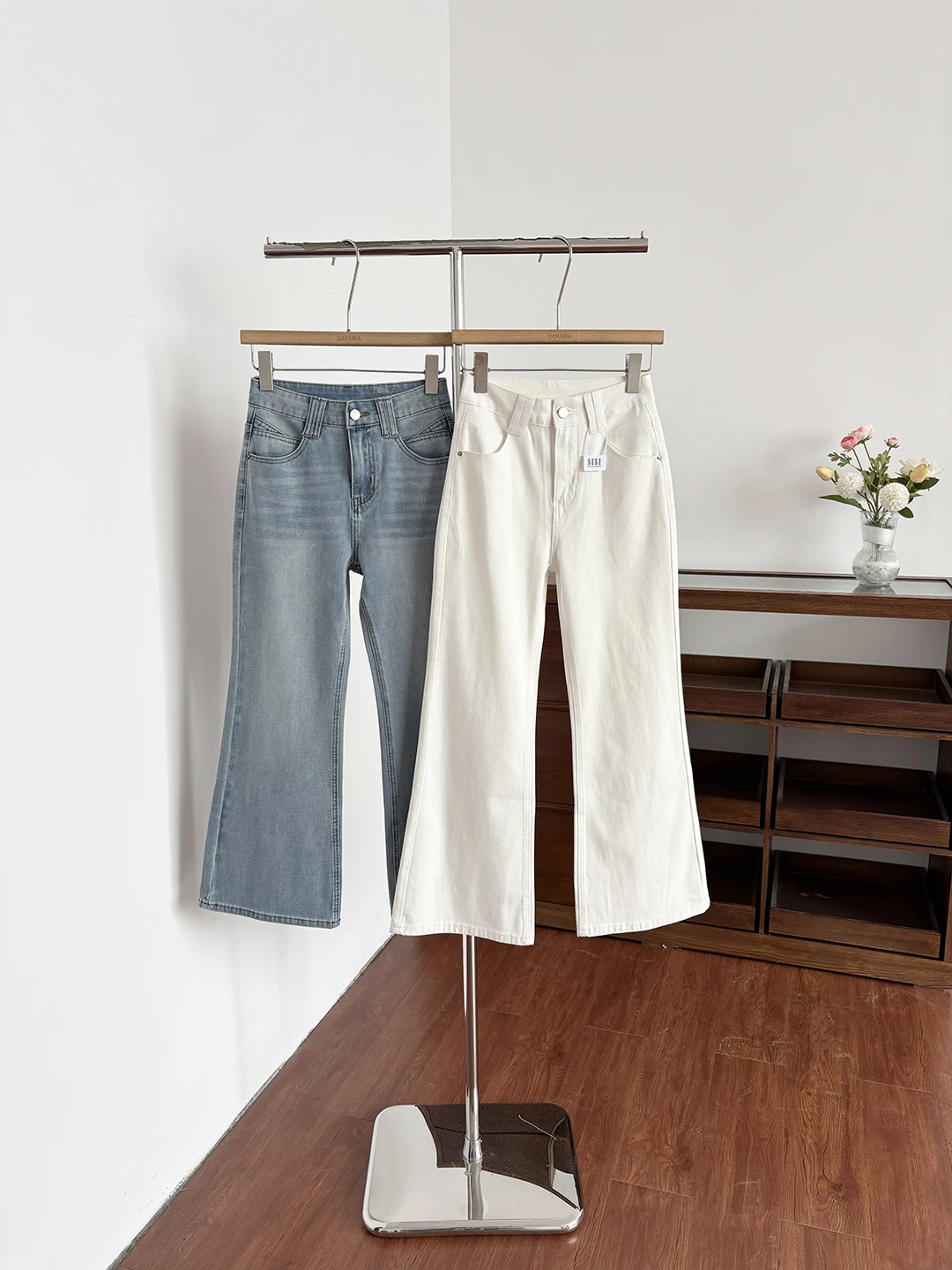 Summer 2026 Sexy Retro Simple High Waist Flared Jeans Women's Versatile Slimming Denim Pants High Waist Micro Flare Pants
Summer 2026 Sexy Retro Simple High Waist Flared Jeans Women's Versatile Slimming Denim Pants High Waist Micro Flare Pants