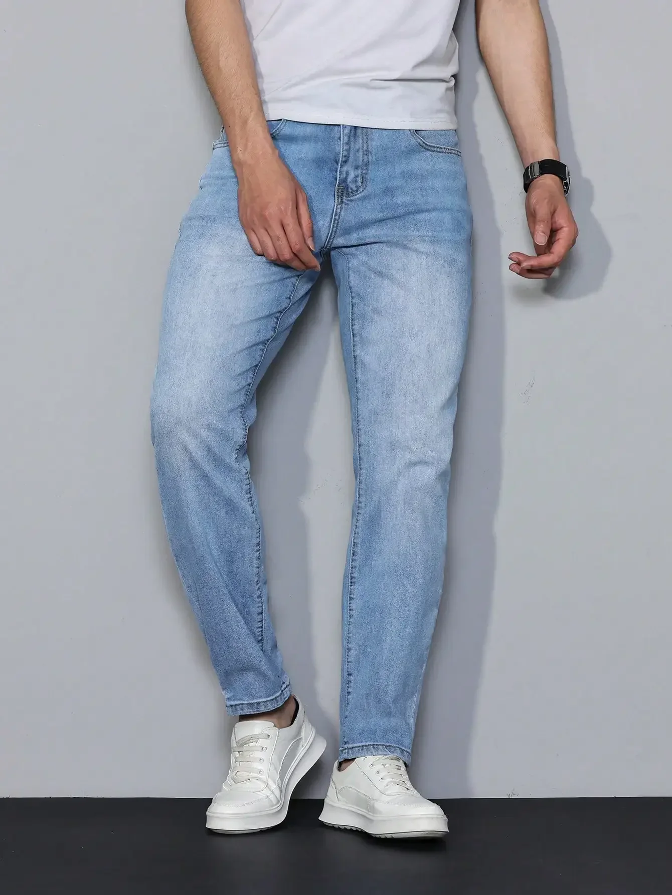 Manfinity Homme Herren Denim Jeans Einfarbig, modisch für den Sommer
Manfinity Homme Herren Denim Jeans Einfarbig, modisch für den Sommer