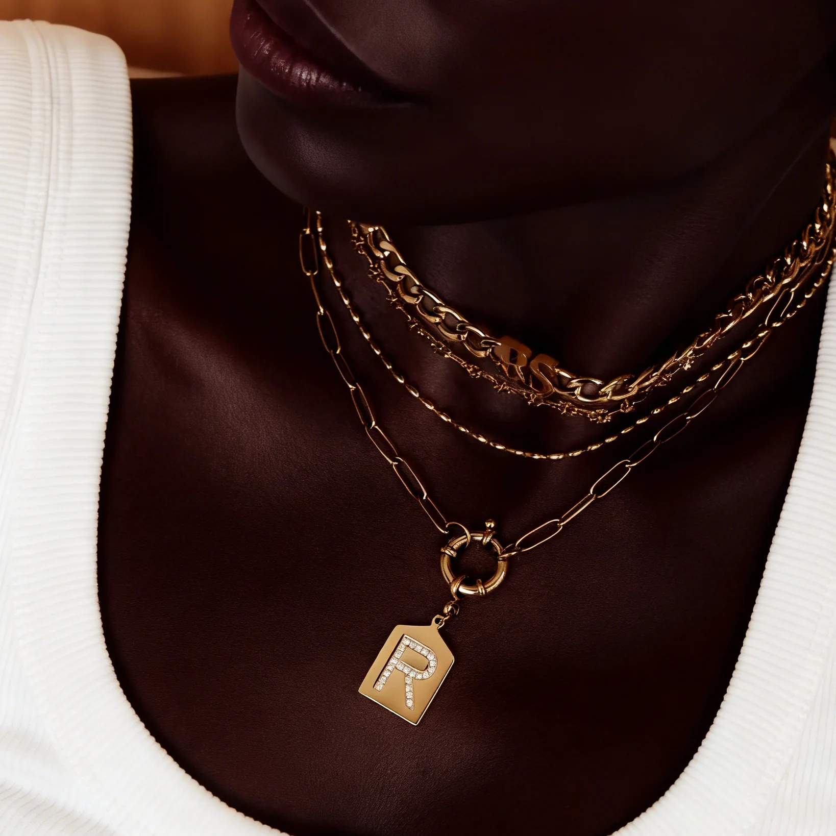 ОЖЕРЕЛЬЕ PAVE INITIAL PENDANT Персонализированное ожерелье с буквами из нержавеющей стали 18-каратное позолоченное очаровательное водонепроницаемое ювелирное изделие
ОЖЕРЕЛЬЕ PAVE INITIAL PENDANT Персонализированное ожерелье с буквами из нержавеющей стали 18-каратное позолоченное очаровательное водонепроницаемое ювелирное изделие