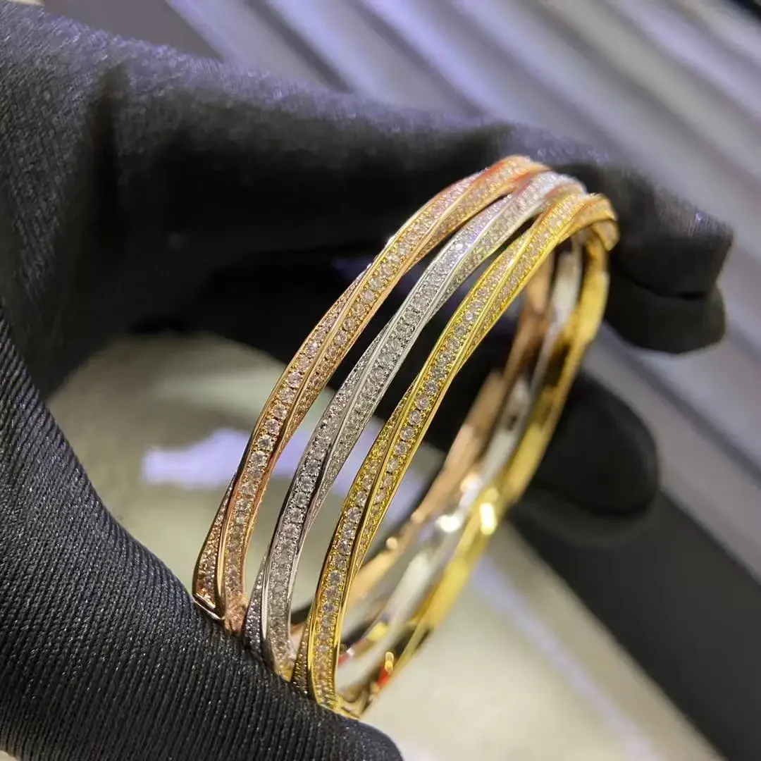 Luxury diamond-studded bracelet for women; European and American style bangle; party and wedding jewelry.
Luxury diamond-studded bracelet for women; European and American style bangle; party and wedding jewelry.