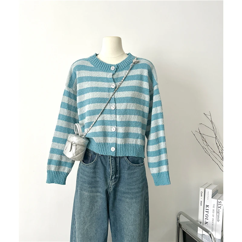 Autumn And Winter Striped Fashion Vintage V-Neck Sweater Fashion Design Sense Cardigan Korean-style Elegant Women's Sweater
Autumn And Winter Striped Fashion Vintage V-Neck Sweater Fashion Design Sense Cardigan Korean-style Elegant Women's Sweater
