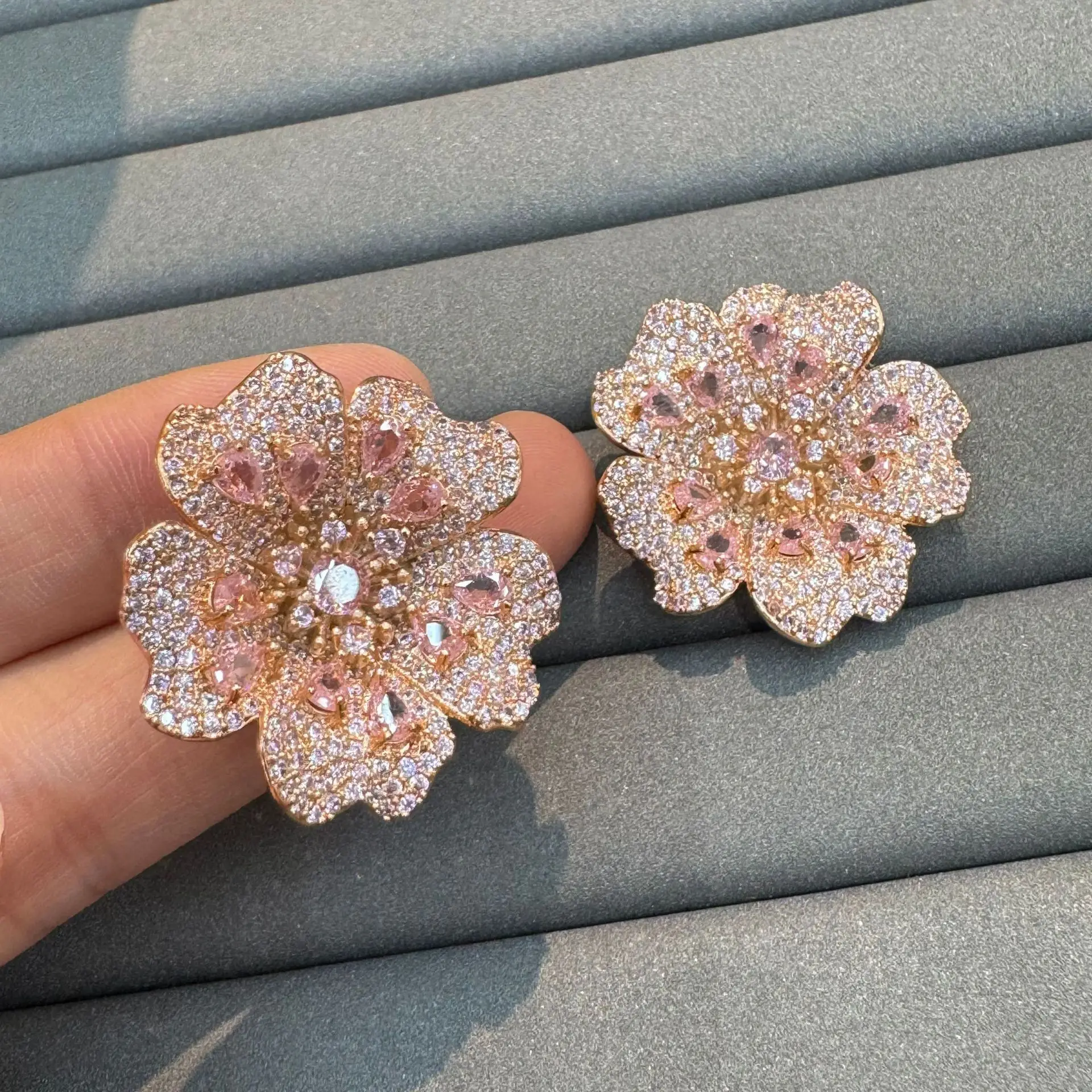 luxury stud earrings zirconia shiny white pink multicolor flower floral stud earrings for women party jewelry anniversary gift
luxury stud earrings zirconia shiny white pink multicolor flower floral stud earrings for women party jewelry anniversary gift
