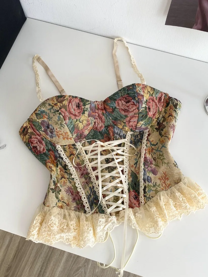 Foamlina Retro Floral Printed Camisole Top Summer Fashion Women Strap Sleeveless Lace Up Bandage Skinny Fit Lace Trim Crop Tops
Foamlina Retro Floral Printed Camisole Top Summer Fashion Women Strap Sleeveless Lace Up Bandage Skinny Fit Lace Trim Crop Tops