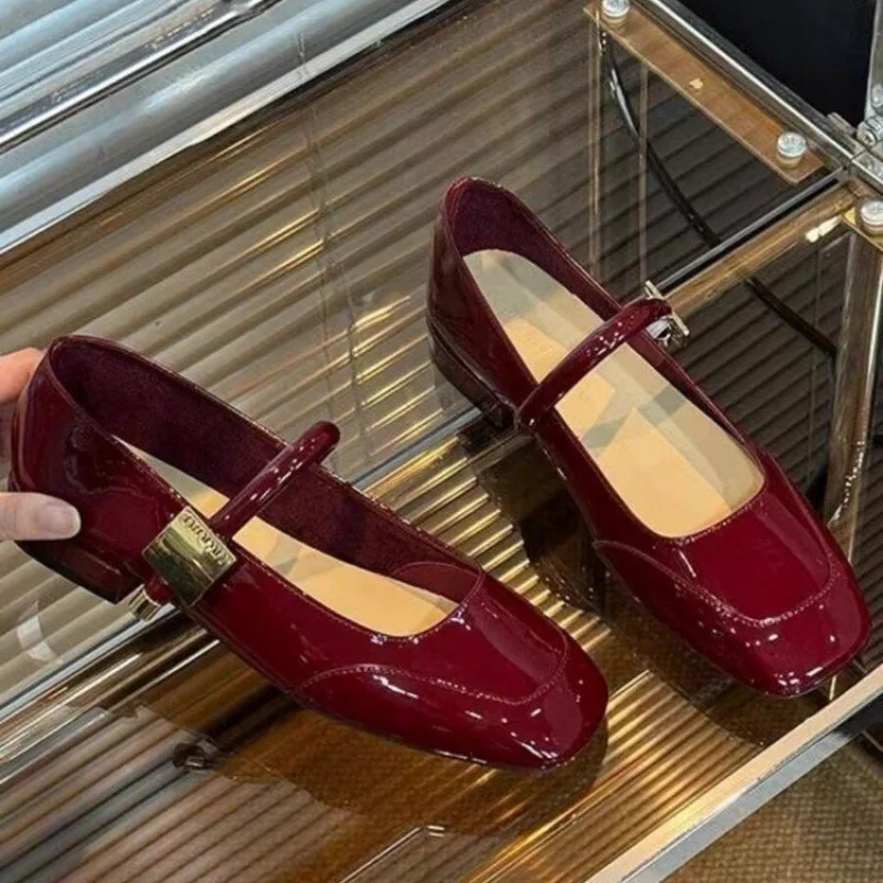 Изысканные туфли Мэри с квадратными пряжками и носком — Jane: Harmonious Fusion of Vintage Allure и Contemporary Chic
Изысканные туфли Мэри с квадратными пряжками и носком — Jane: Harmonious Fusion of Vintage Allure и Contemporary Chic
