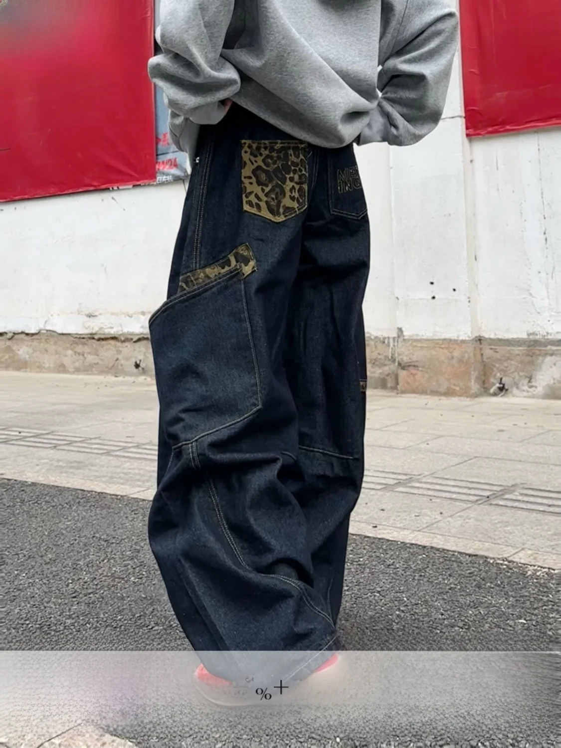 Retro American Leopard Print Patchwork Wide Leg Knife Jeans Couple's Street Style Casual Trousers for Men And Women
Retro American Leopard Print Patchwork Wide Leg Knife Jeans Couple's Street Style Casual Trousers for Men And Women