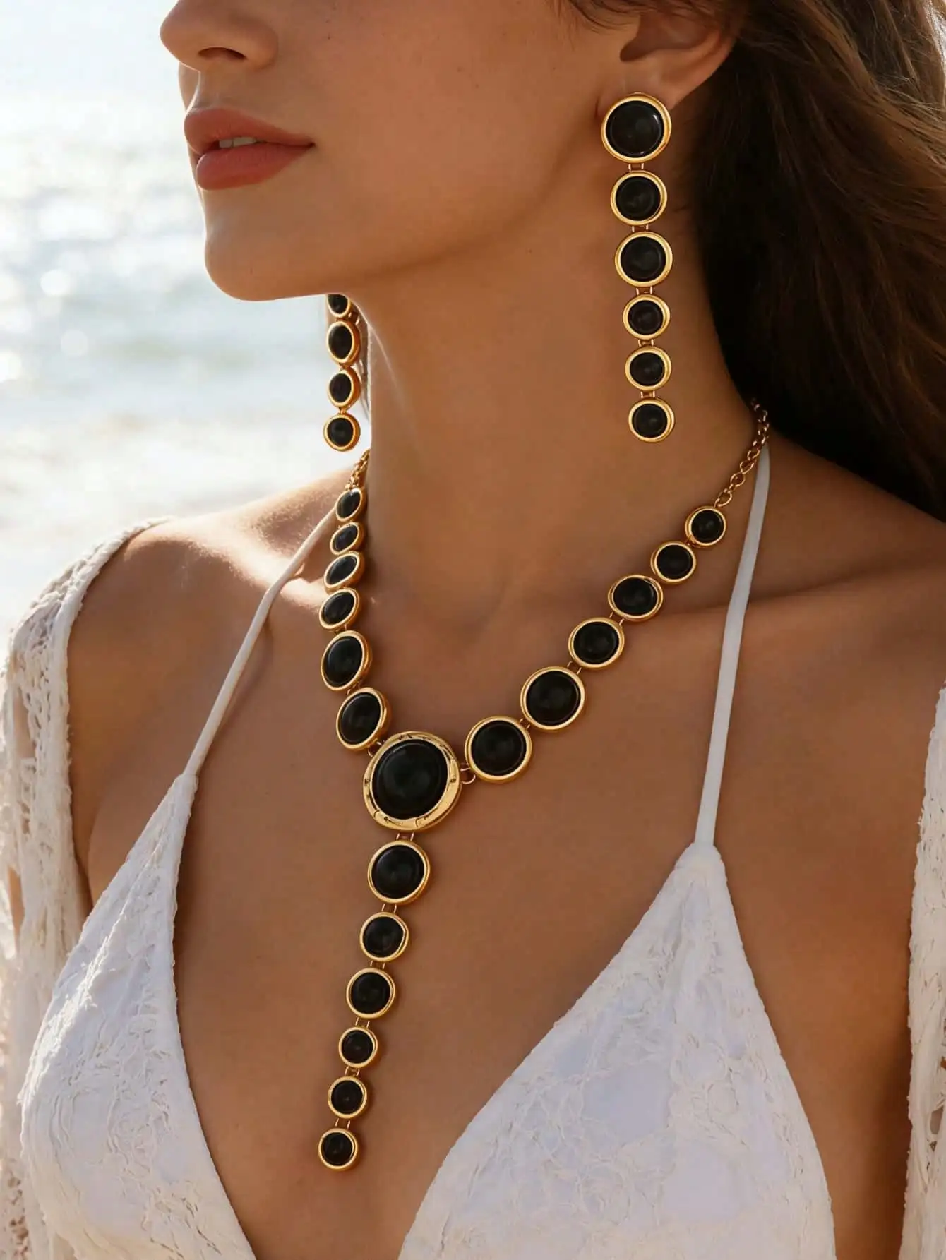 Elegant Black Gold Round-Set Stone Two-Piece Jewelry Set with Oversized Long Earrings And Slimming White Necklace for Dinner Par
Elegant Black Gold Round-Set Stone Two-Piece Jewelry Set with Oversized Long Earrings And Slimming White Necklace for Dinner Par