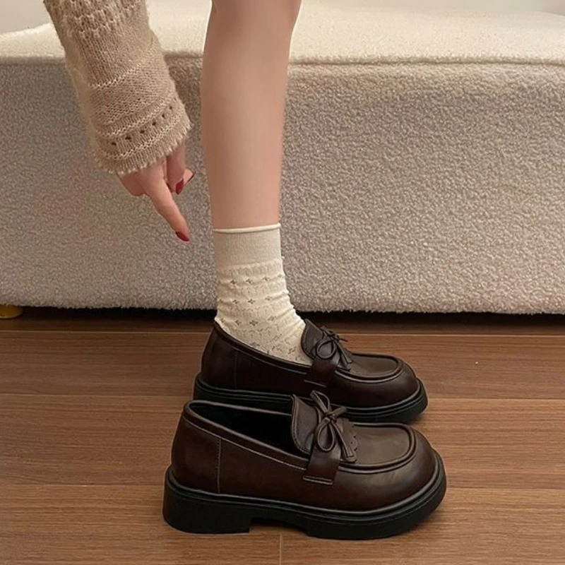 Retro British Style Women's Leather Loafers with Platform Sole Bow Detail 2026 Collection for School Outfits
Retro British Style Women's Leather Loafers with Platform Sole Bow Detail 2026 Collection for School Outfits