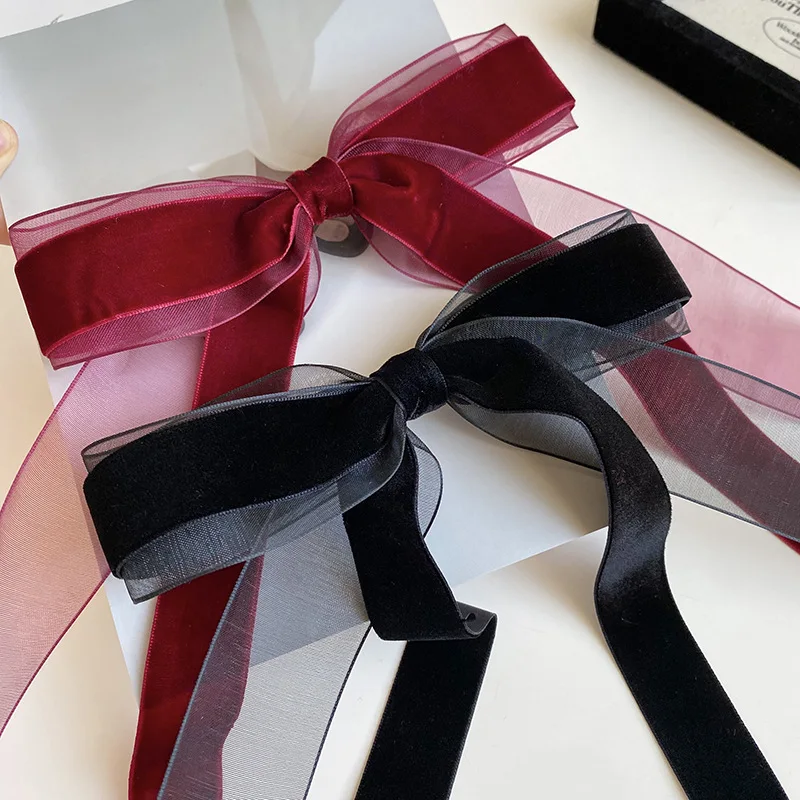 A vintage and high-end French hairpin with a mesh velvet bow ribbon
A vintage and high-end French hairpin with a mesh velvet bow ribbon