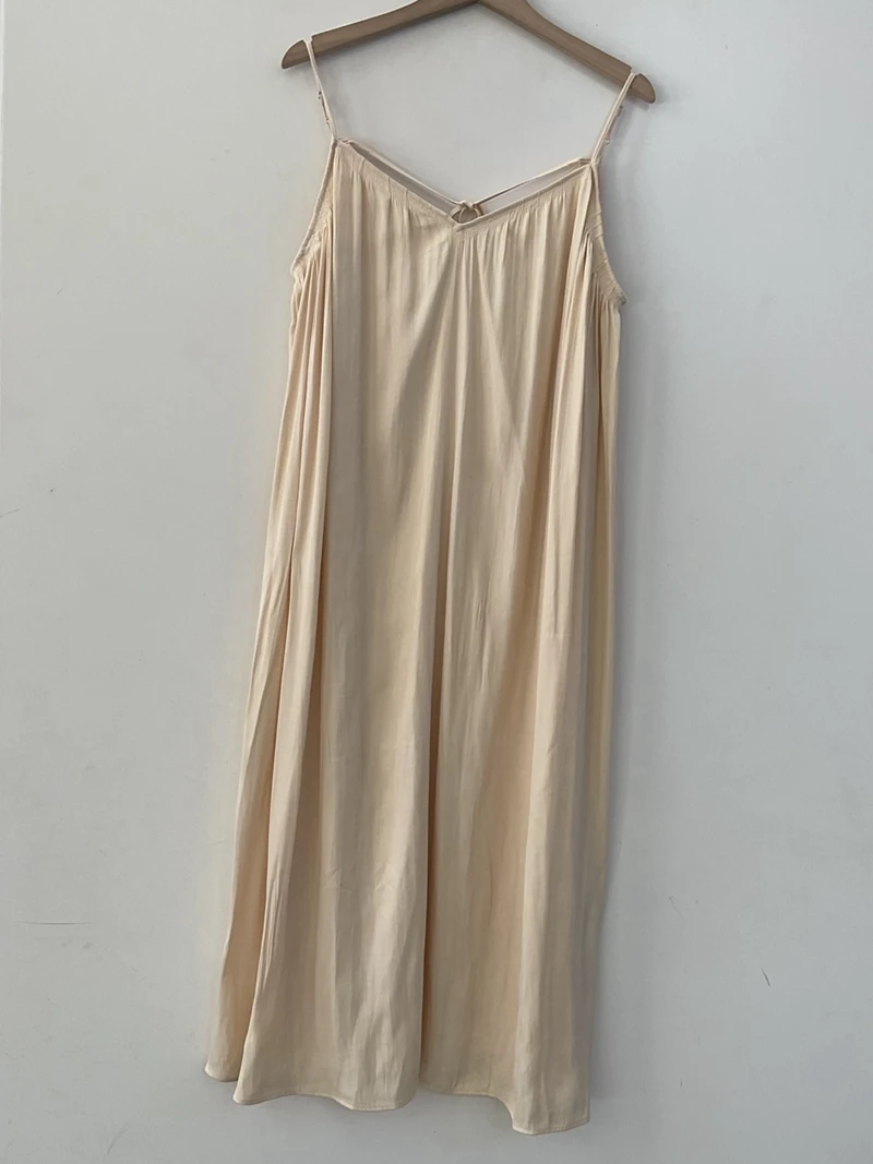 Strap Dress For Women in Spring and Summer Comfortable and Casual Texture Silky Yellow V-neck Backless Dress
Strap Dress For Women in Spring and Summer Comfortable and Casual Texture Silky Yellow V-neck Backless Dress