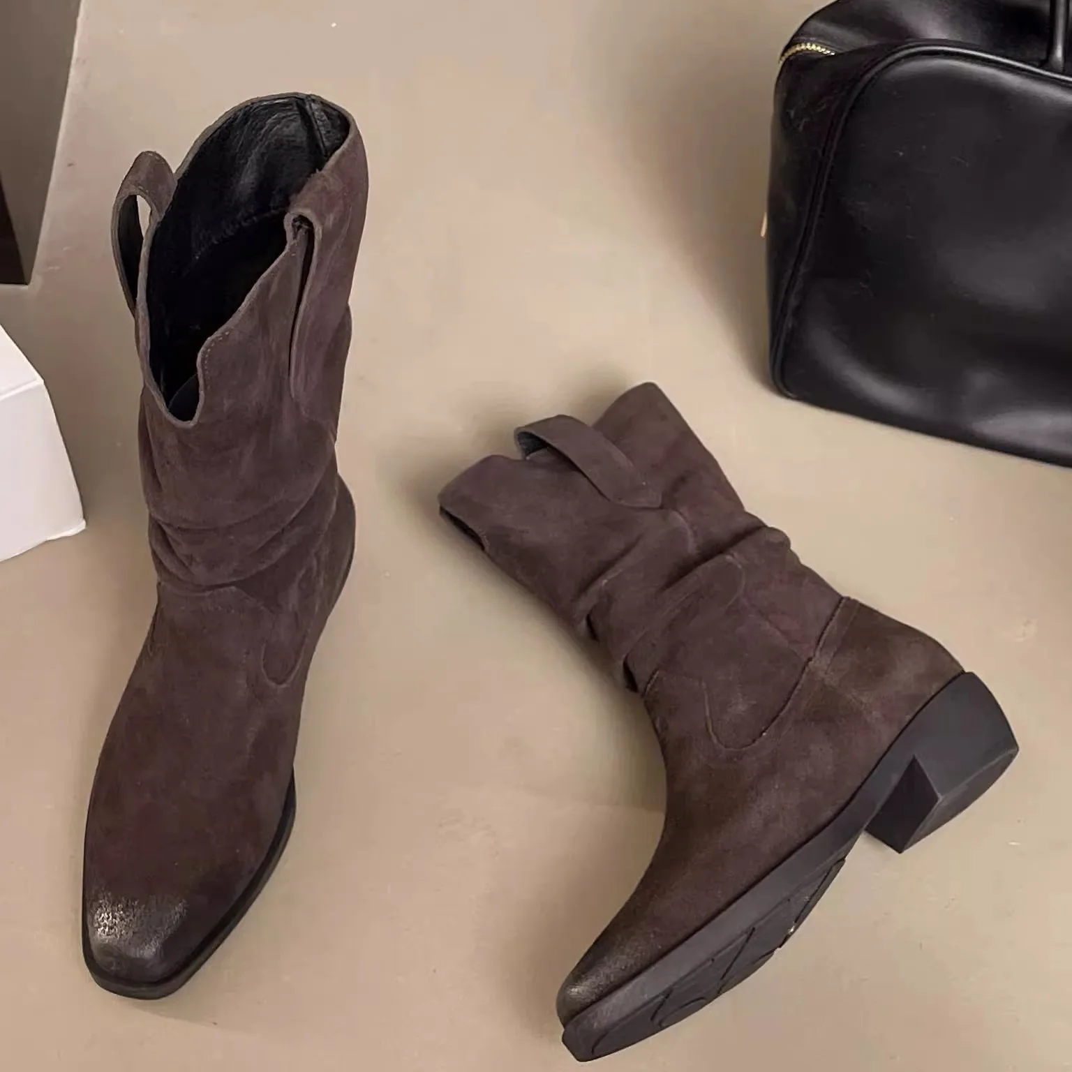 Vintage Mid-Calf Fur Leather Boots Women's Fashion Square Head Western Cowboy Boots Thickened Rubber Outsole All-Season Wear
Vintage Mid-Calf Fur Leather Boots Women's Fashion Square Head Western Cowboy Boots Thickened Rubber Outsole All-Season Wear