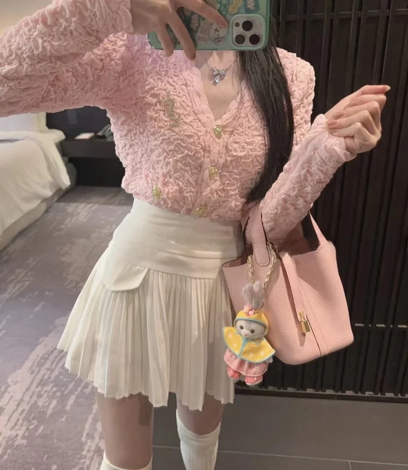LXYG Small Fragrance Style High-End Feel Knitted Short Coat V-Neck Pleated Women's Outerwear Fashionable Slim Fit Top
LXYG Small Fragrance Style High-End Feel Knitted Short Coat V-Neck Pleated Women's Outerwear Fashionable Slim Fit Top