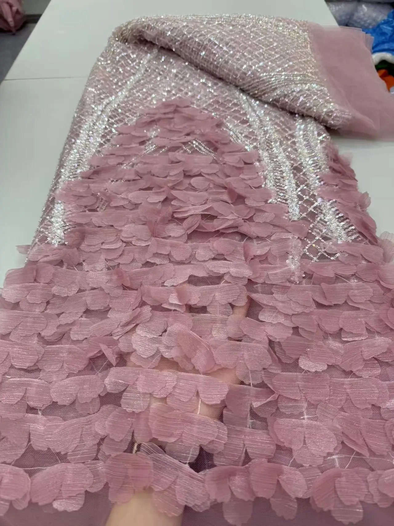 Latest French 3D Flower Lace Fabric Applique Embroidery African Mesh Lace Fabric with Beads Pink Bridal Lace for Sewing 5 Yards
Latest French 3D Flower Lace Fabric Applique Embroidery African Mesh Lace Fabric with Beads Pink Bridal Lace for Sewing 5 Yards