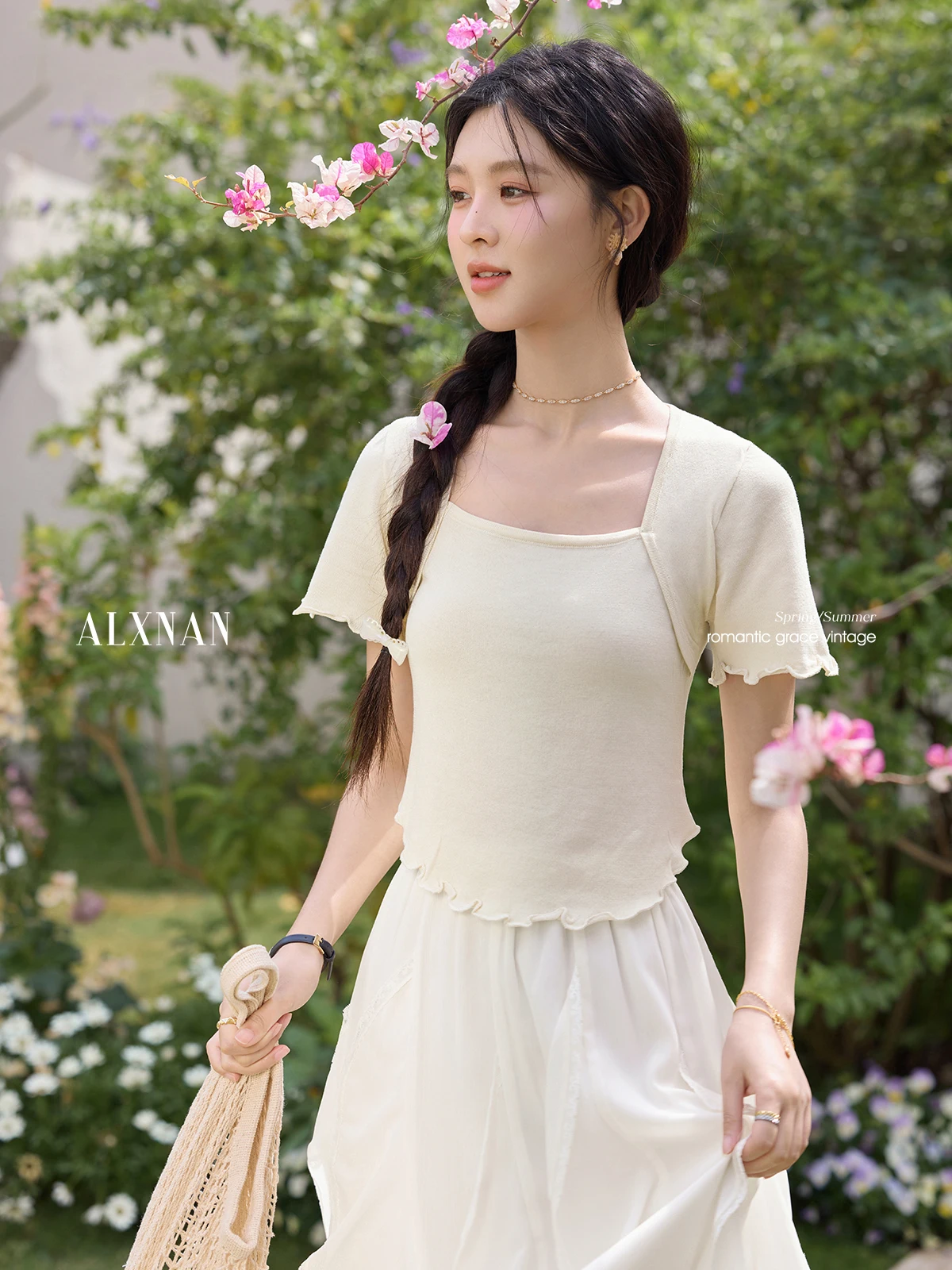 ALXNAN Women's T-shirt Apricot Square Neck Short Tees 2025 Summer New Slim Casual Elegant Knitted Short Sleeve Top Ladies L53605
ALXNAN Women's T-shirt Apricot Square Neck Short Tees 2025 Summer New Slim Casual Elegant Knitted Short Sleeve Top Ladies L53605