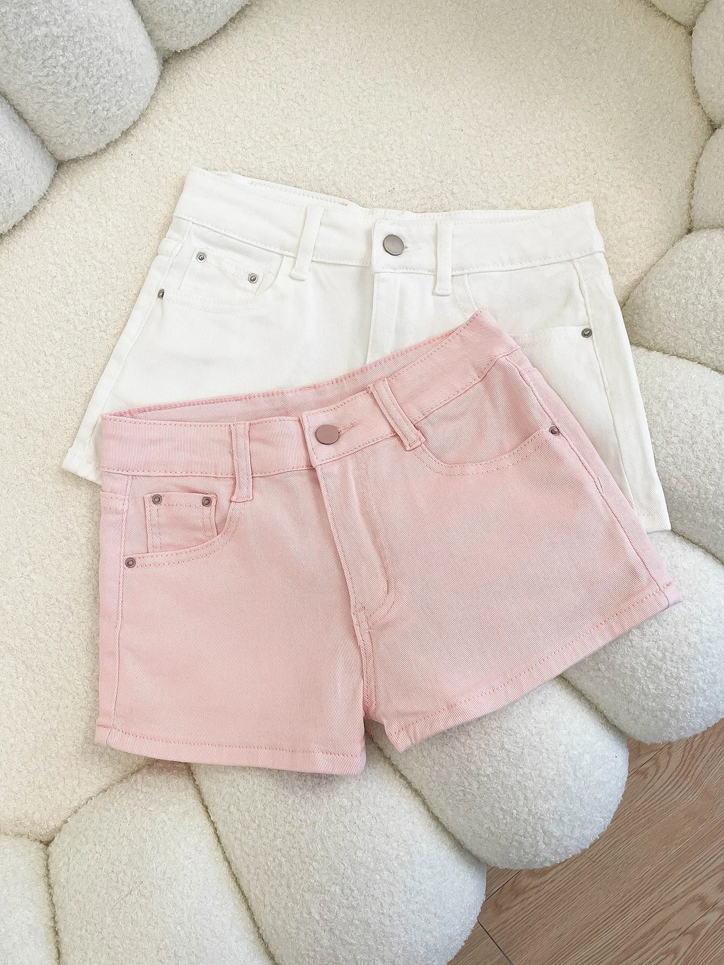 Pocket Embroidered White Jeans High Waist Straight Leg Super Short Women's Slimming Versatile Denim Hot Pants Summer Fashion
Pocket Embroidered White Jeans High Waist Straight Leg Super Short Women's Slimming Versatile Denim Hot Pants Summer Fashion
