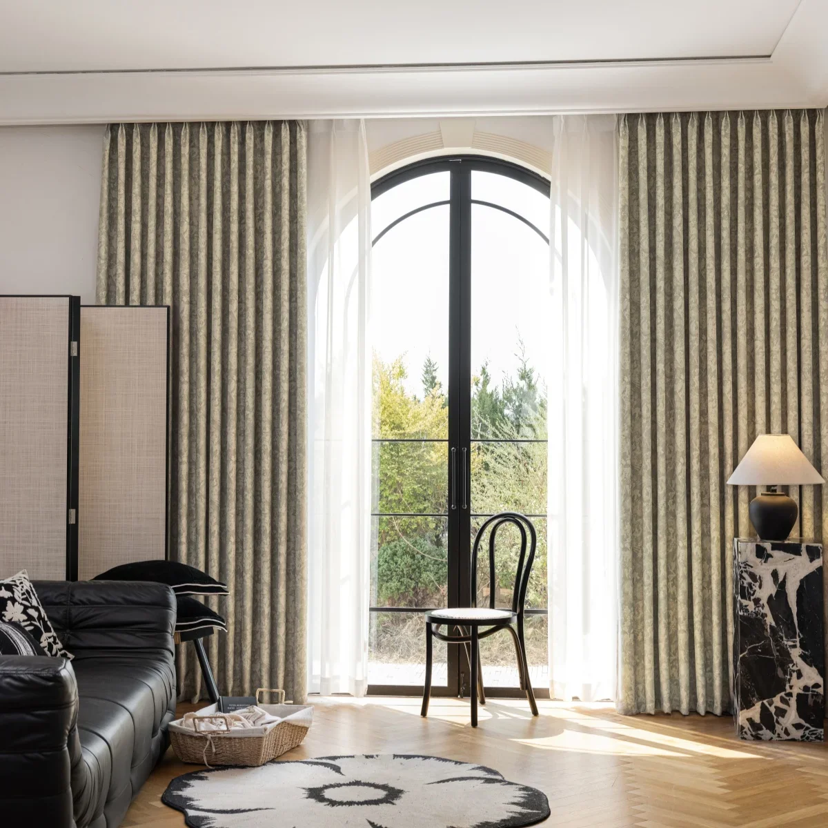 Light And Beautiful French Romantic Retro Luxury Chenille Jacquard Living Room Bedroom Customized Blackout Curtains 
Light And Beautiful French Romantic Retro Luxury Chenille Jacquard Living Room Bedroom Customized Blackout Curtains