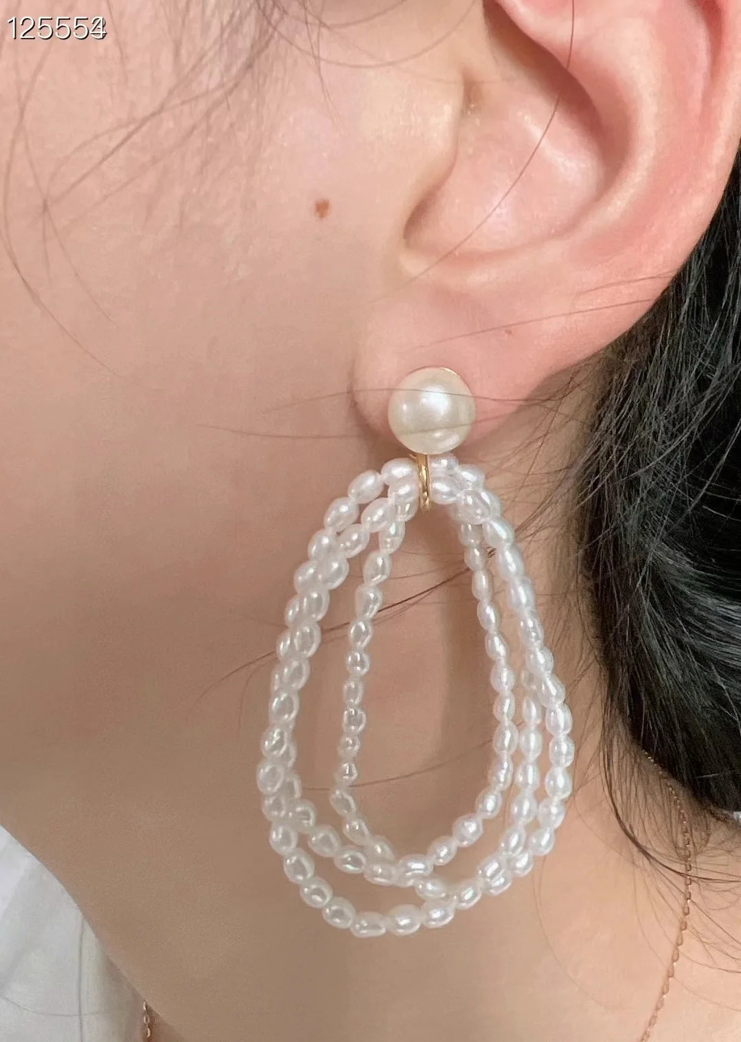 Golden fashion light luxury new natural pearl multi-layer elegant and versatile earrings
Golden fashion light luxury new natural pearl multi-layer elegant and versatile earrings
