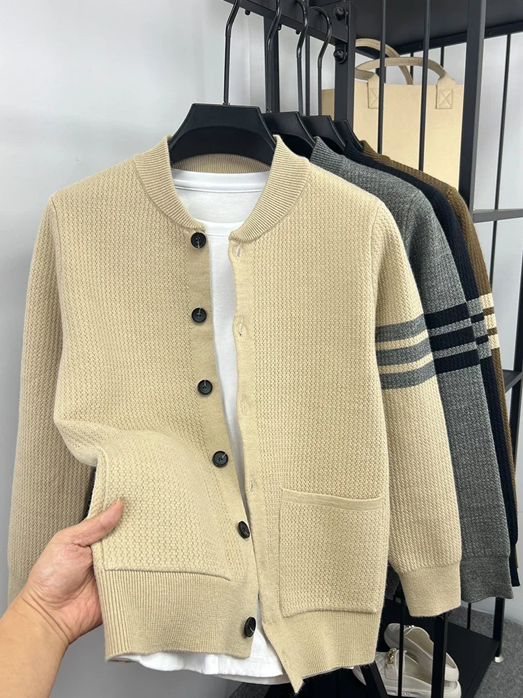Роскошный дизайн, брендовый мужской вязаный кардиган, бейсбольный воротник, свитер в полоску, пальто, корейская мода, бархатная утепленная зимняя мужская одежда
Роскошный дизайн, брендовый мужской вязаный кардиган, бейсбольный воротник, свитер в полоску, пальто, корейская мода, бархатная утепленная зимняя мужская одежда
