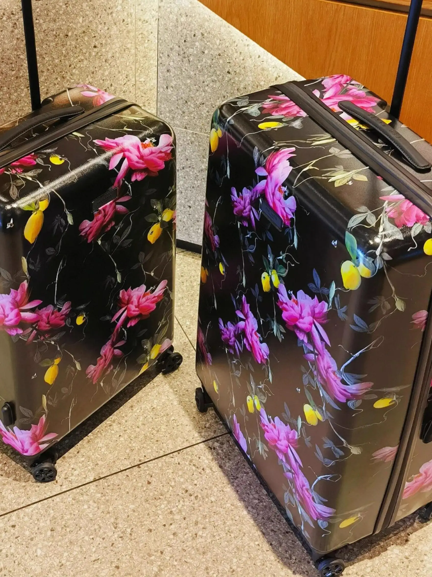 Aluminum Frame Lage Suitcase 24 Inch Carry-On 20 Inch Handbag 28 Inch Travel Bag with Four-Way Wheels Password Lo
Aluminum Frame Lage Suitcase 24 Inch Carry-On 20 Inch Handbag 28 Inch Travel Bag with Four-Way Wheels Password Lo