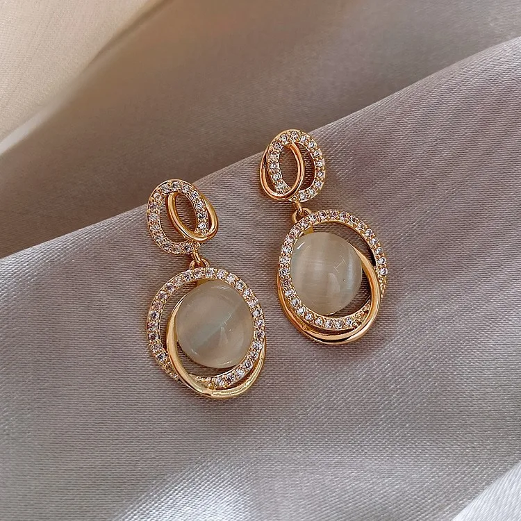 Three-dimensional cat's eye earrings women's new fashion earrings Korean temperament earrings eardrop
Three-dimensional cat's eye earrings women's new fashion earrings Korean temperament earrings eardrop