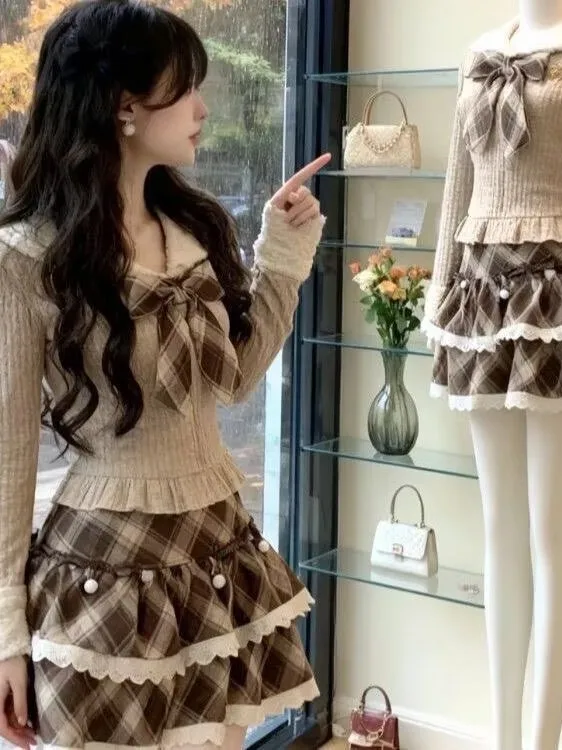 Корейский Sle Sweet Heart Girl Knot Темно-синий воротник Длинный светящийся вязаный свитер Пышная клетчатая юбка Осень-зима Два...
Корейский Sle Sweet Heart Girl Knot Темно-синий воротник Длинный светящийся вязаный свитер Пышная клетчатая юбка Осень-зима Два...