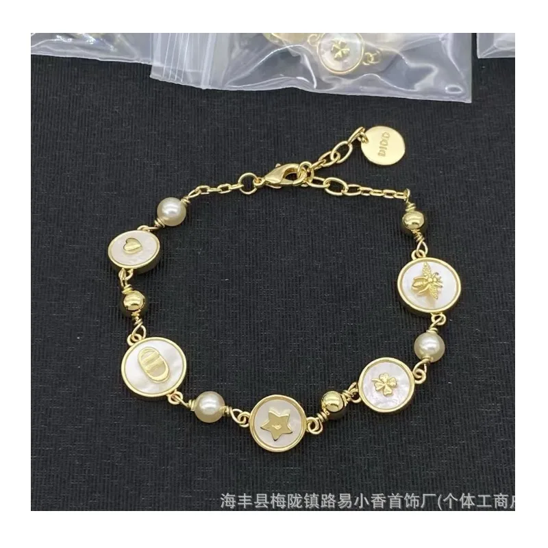 Alphabet Bracelet Retro Classic Fashion Versatile Can Adapt To Different Hand Circumferences, Daily Wear Is Very Convenient
Alphabet Bracelet Retro Classic Fashion Versatile Can Adapt To Different Hand Circumferences, Daily Wear Is Very Convenient
