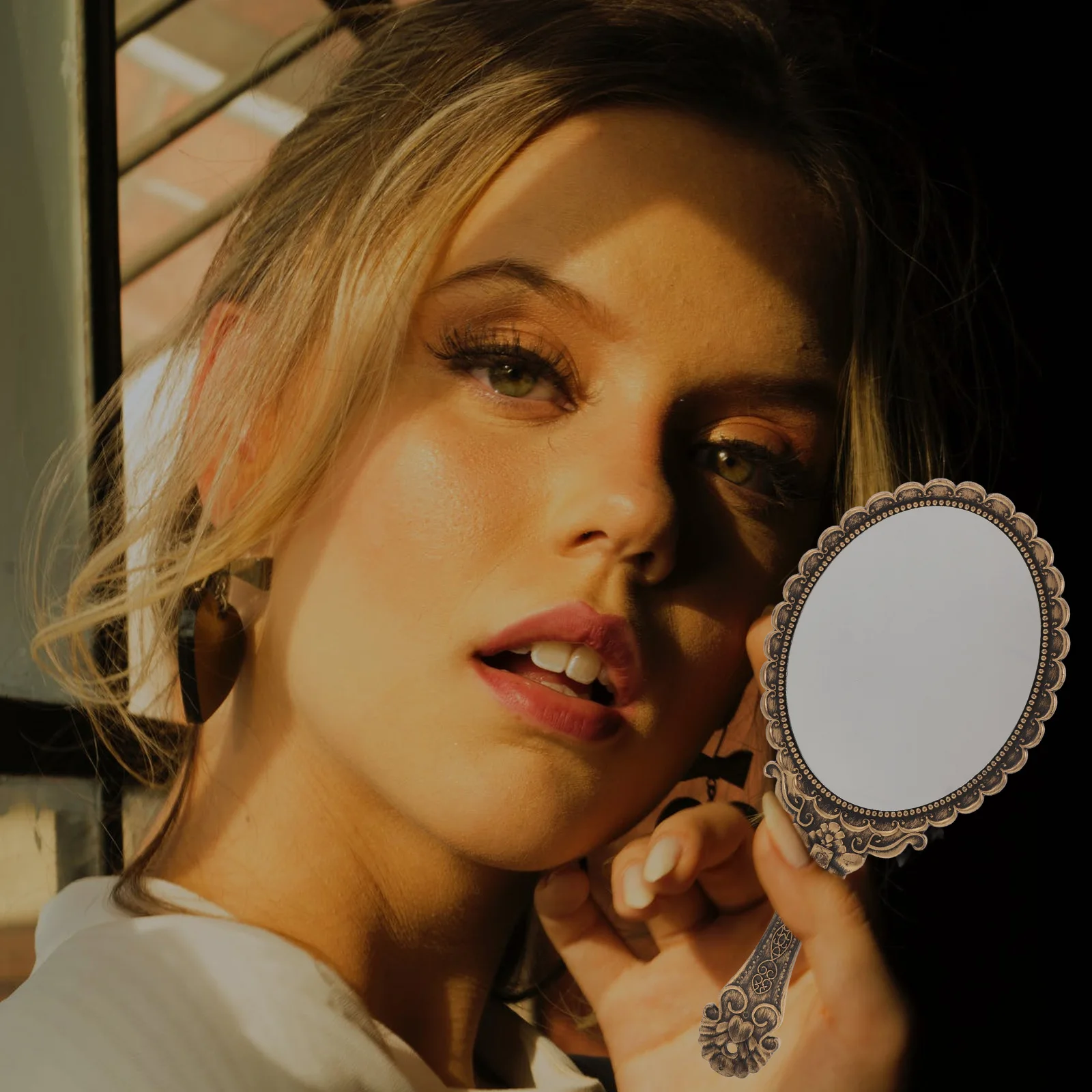 Retro H held Makeup Mirror Embossed Flower High Definition Compact Travel Personal Vanity Mirrors Cute Rose Style
Retro H held Makeup Mirror Embossed Flower High Definition Compact Travel Personal Vanity Mirrors Cute Rose Style