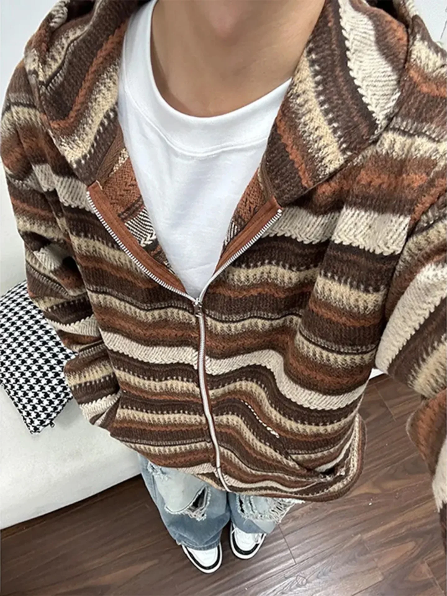 Мужской зимний кардиган-худи в американском ретро-стиле, вязаный, из плотного хлопка, в полоску, на молнии, свободного кроя
Мужской зимний кардиган-худи в американском ретро-стиле, вязаный, из плотного хлопка, в полоску, на молнии, свободного кроя