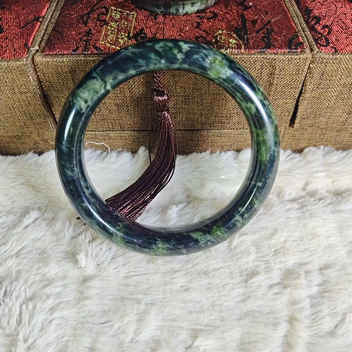 Natural Myanmar jadeite bracelet rough stone cut 54-66mm circle
Natural Myanmar jadeite bracelet rough stone cut 54-66mm circle