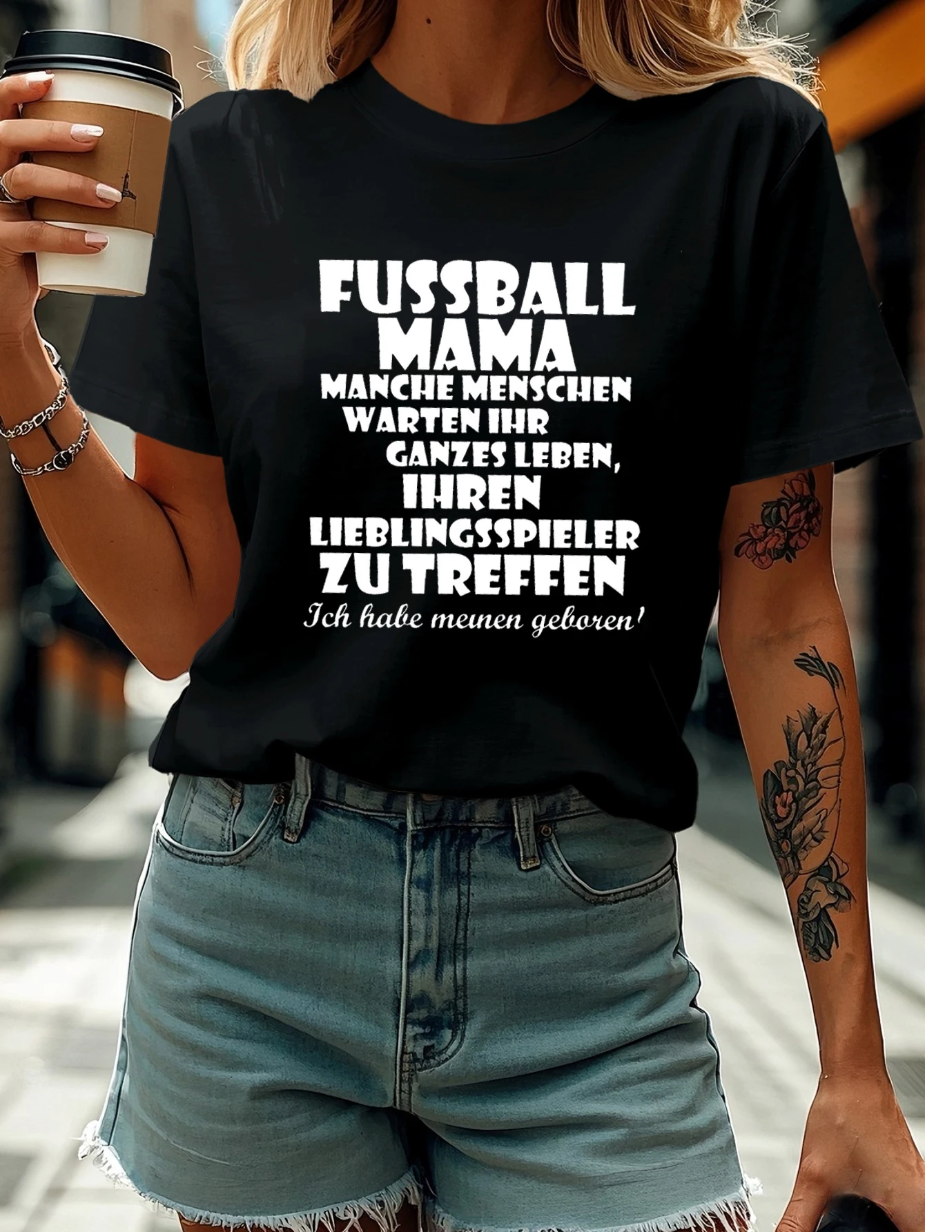 Женская футболка Match Day Outfit с коротким рукавом FUSSBALL MAMA... Повседневный топ с круглым вырезом и немецким буквенным принтом на лето и весну
Женская футболка Match Day Outfit с коротким рукавом FUSSBALL MAMA... Повседневный топ с круглым вырезом и немецким буквенным принтом на лето и весну