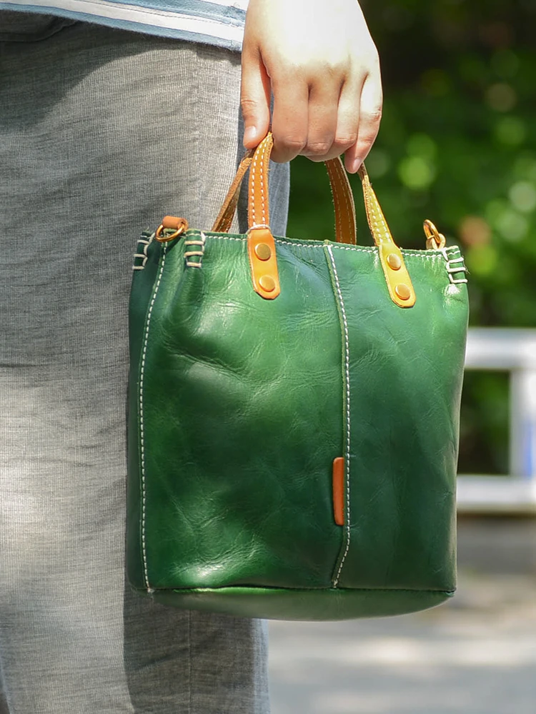 Retro Leather Women Handbags Simple Large Capacity Bucket Bag Female 2025 New Shoulder Messenger Bags
Retro Leather Women Handbags Simple Large Capacity Bucket Bag Female 2025 New Shoulder Messenger Bags