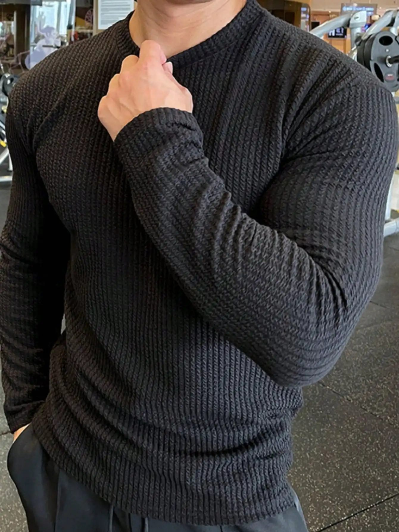 Мужской черный трикотажный свитер с длинными рукавами и ребристой вязкой для повседневной носки
Мужской черный трикотажный свитер с длинными рукавами и ребристой вязкой для повседневной носки