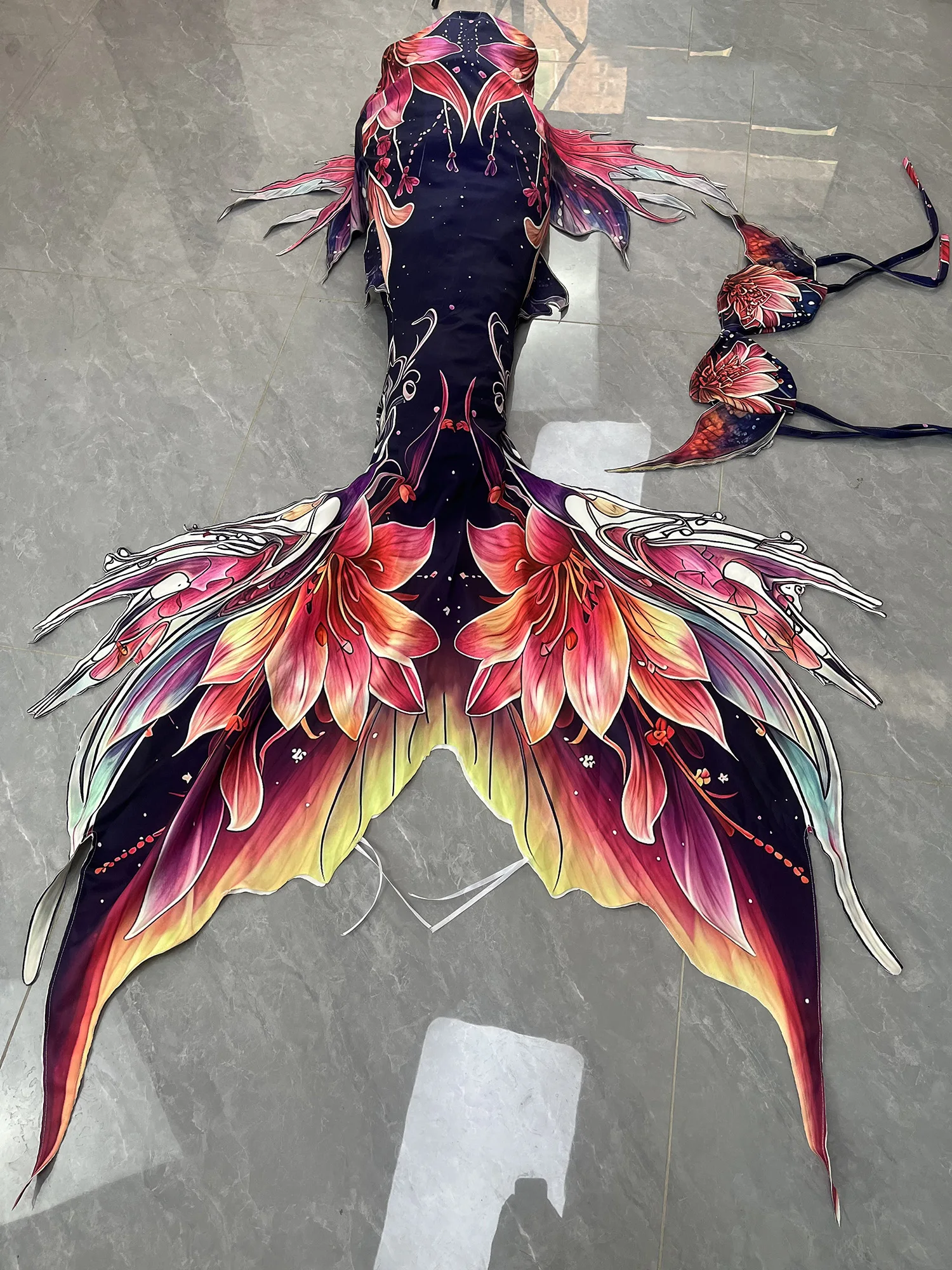 Adult Mermaid Tail Costume Colorful Dragon Bone Fish Pattern Diving Show Swimsuit Customized Mermaid Tail for Women
Adult Mermaid Tail Costume Colorful Dragon Bone Fish Pattern Diving Show Swimsuit Customized Mermaid Tail for Women