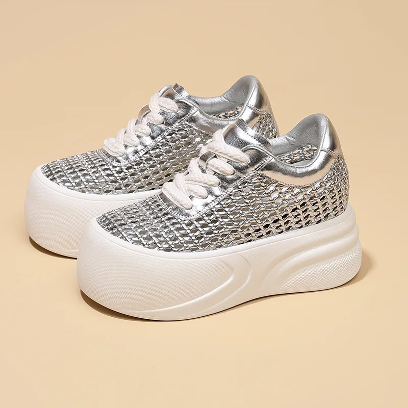 Корейские модные повседневные туфли на толстой подошве с вырезами, женские летние новые белые кроссовки из плетеной сетки, универсальные туфли на платформе
Корейские модные повседневные туфли на толстой подошве с вырезами, женские летние новые белые кроссовки из плетеной сетки, универсальные туфли на платформе