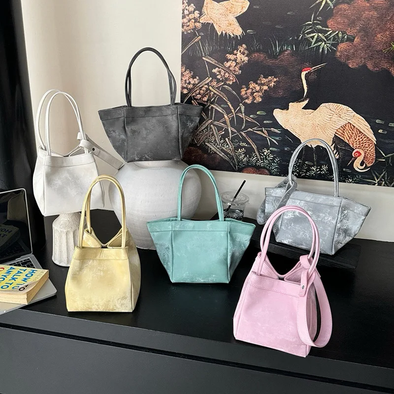 Bag, cowhide, silk, vegetable basket bag, women's bucket bag, new single shoulder crossbody brocade bag
Bag, cowhide, silk, vegetable basket bag, women's bucket bag, new single shoulder crossbody brocade bag